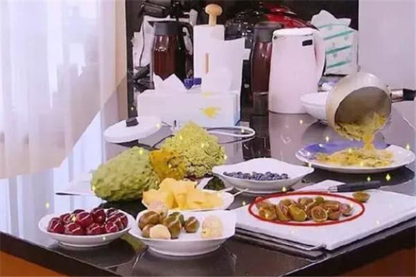 霍思燕家的水果100块钱一斤，当看到黄圣依的水果后，好低调