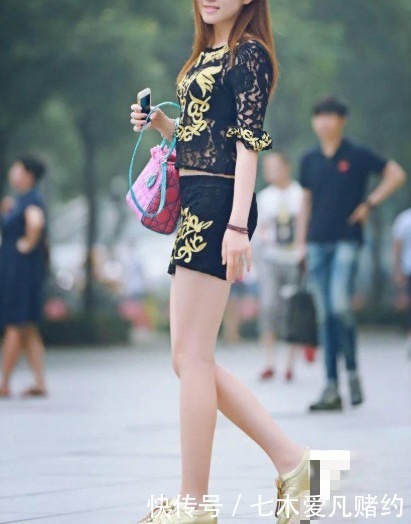 街拍:金色花纹热裤,搭配金色松糕鞋,显高显瘦,女人味十足