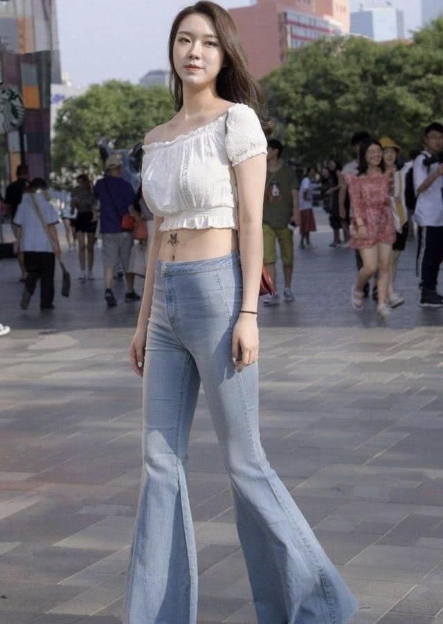 牛仔裤的款式不错,让你的腿部看起来更长,轻松穿出青春动感魅力
