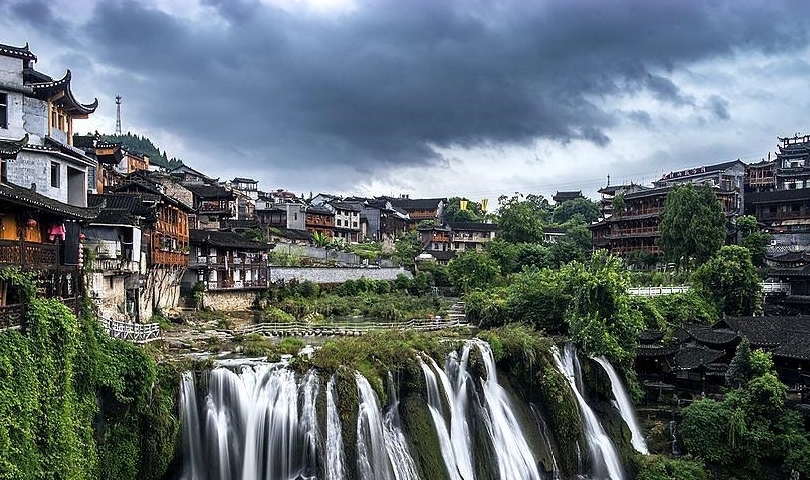 吊脚楼|悬崖之上的土司行宫，挂在瀑布上的千年古镇，风景在路上