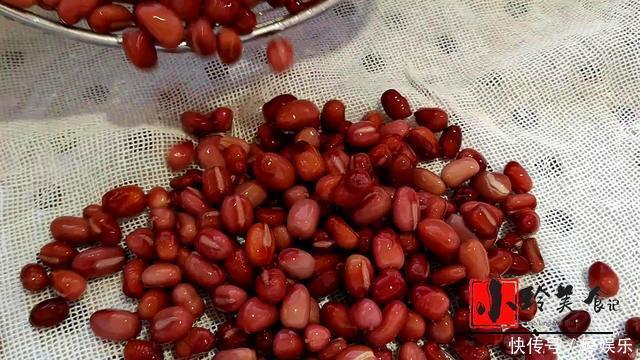 1碗面粉加半碗红豆,教你做红豆蜂蜜卷,松软香甜,全家人都爱吃