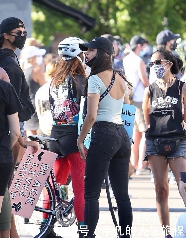 街头最靓丽的辣妈,把牛仔裤穿这么合身,你们心动了没