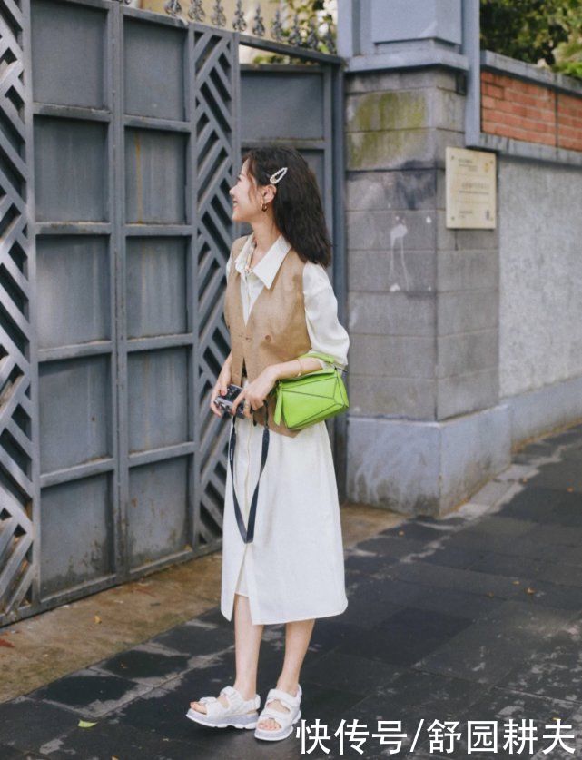 连衣裙过时了，今春流行“衬衫裙”，显瘦又不用想搭配，真时髦