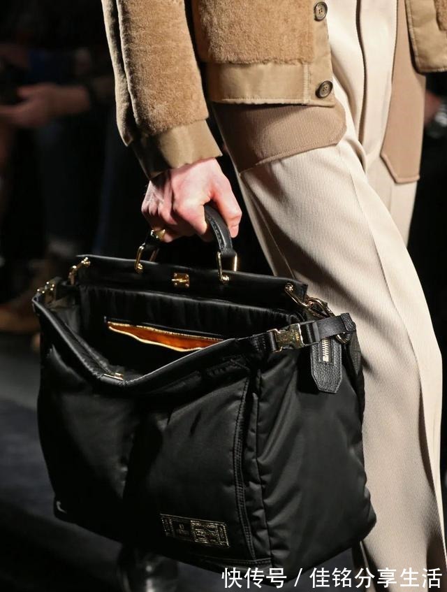 peekaboo 无论时尚圈的风怎么刮,Fendi这个包包都永不过时!