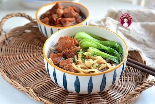 红烧牛肉面：面条筋道，汤香肉嫩，自己在家做超实惠