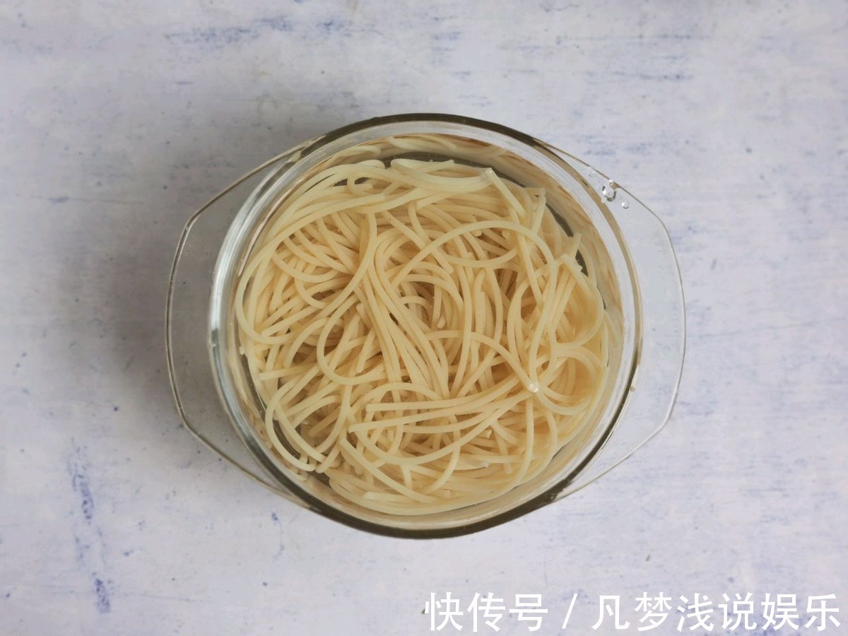 吃西餐|酸酸甜甜,茄汁甜虾意面,学会它,在家也能快速吃西餐!