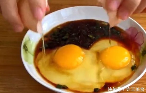  鸡蛋吃了很多年，如此做还是第一次吃，出锅香味扑鼻，真香