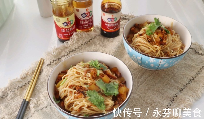 菇面|好吃到舔盘的土豆肉末拌面，酱香浓郁，一碗根本就不够吃