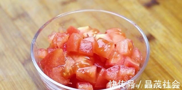 豆腐好吃有诀窍,大厨教你这样做,放一个西红柿,汤汁都拌饭吃了