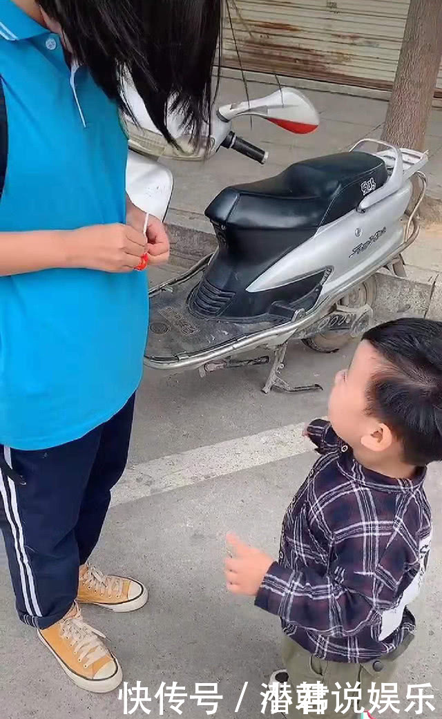 暖心|弟弟接姐姐放学，姐姐却选择绕道而行，最后的场景简直太暖心