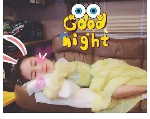 “跑男”成員的睡姿，蔡徐坤席地而睡，李晨搞笑，baby太美了