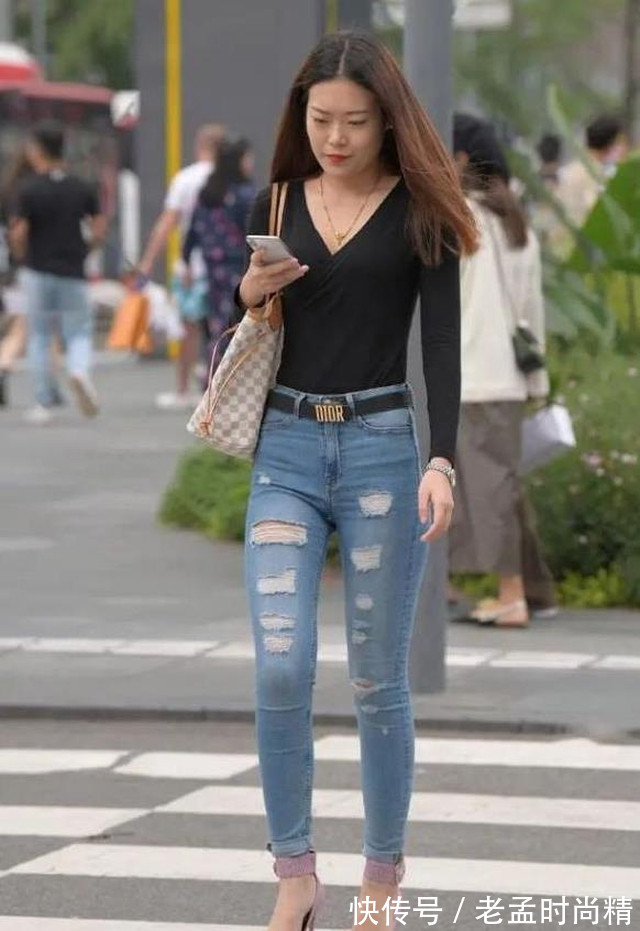 长袖衫 时尚说:牛仔裤搭配长袖衫,让你轻松穿出时尚感来