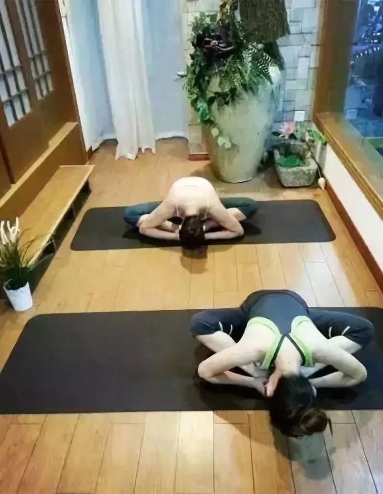 髋关节|睡前这样趴10分钟,等于跑步1小时,一周瘦7斤,腰细了