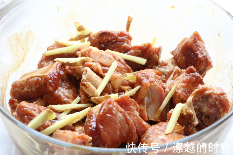 天热排骨别再炖了，教你懒人吃法，不加油不加水，出锅瞬间就吃光