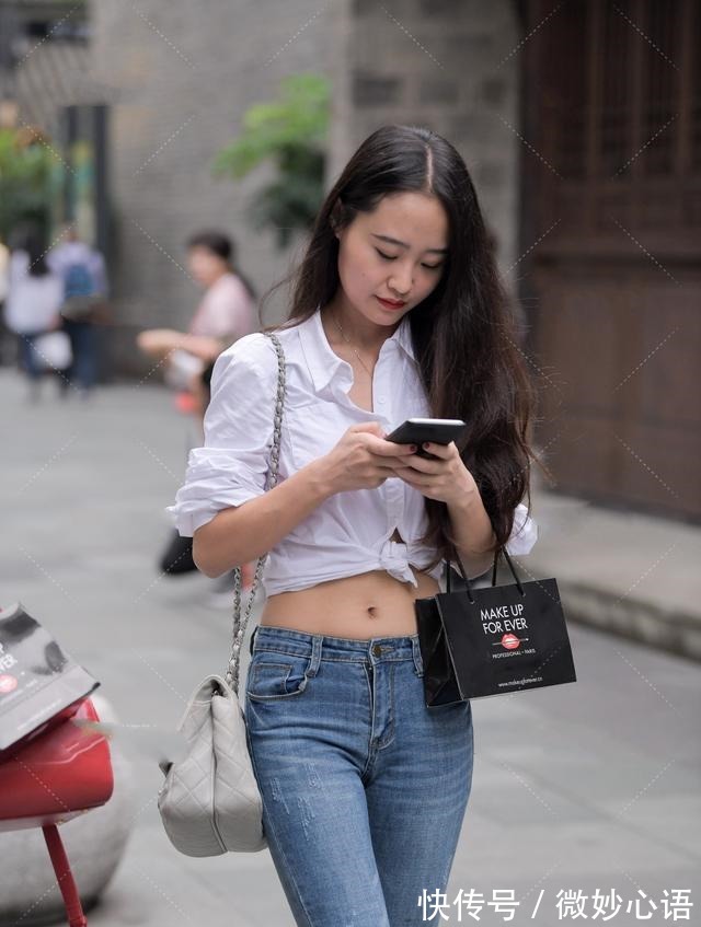 打结 白色衬衫打结方式穿搭气场不同，搭配破洞裤更是绝美！