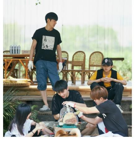 嘉賓們|我就直說(shuō)了那英真不適合《向往5》，沒(méi)說(shuō)她不好，而是容易得罪人