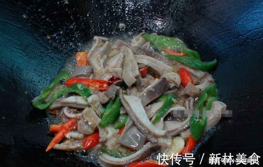 爆炒猪肚又老又柴?大厨透漏:掌握3个小技巧,猪肚又脆又入味!