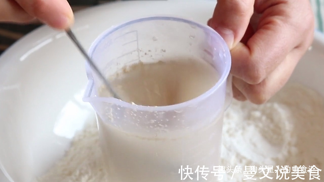 我家隔三差五做这锅菜卷,松软鲜香易消化,层层裹着馅料,太香了