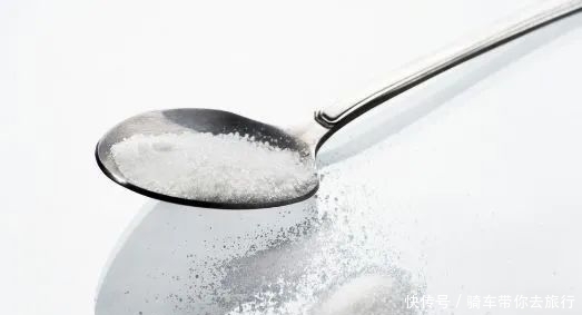 夏天|夏天白衣服好看却不耐脏，发黄、粘上污渍怎么办都在这一篇