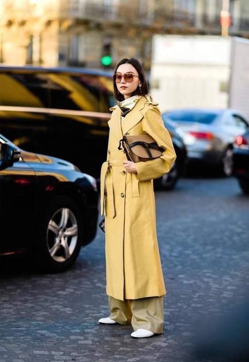 风衣里面穿什么才时尚？今年推荐这4种“内搭”，减龄百搭又耐看