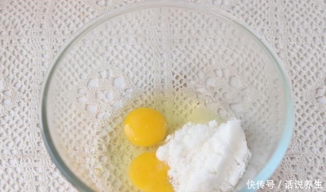 这零食用鸡蛋和面粉就能做,清香酥脆,搅一搅,烤熟就能吃,简单