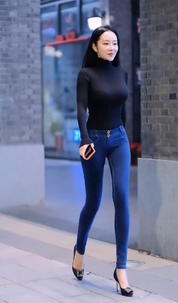 美女黑色T恤搭蓝色牛仔裤,却有着一种与路人不同的美