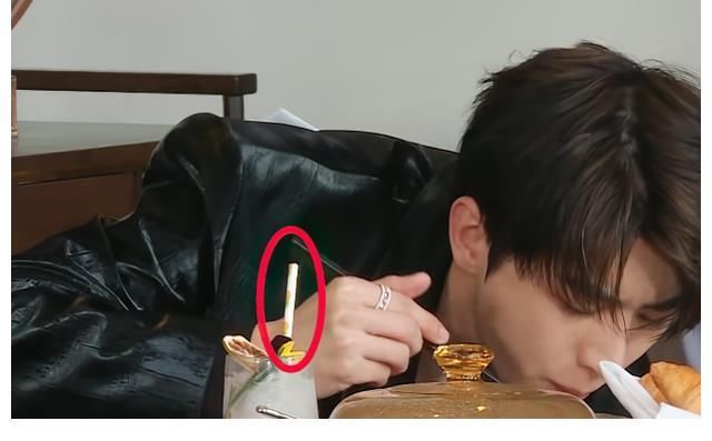 姚译添|蔡徐坤吸管上沾口红被嘲妆浓，镜头放大20倍，全网都欠他一个道歉