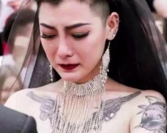 婚姻殿堂 曾经一夜爆红的黑婚纱女孩,嫁给了心爱的男人,如今生活怎么样?