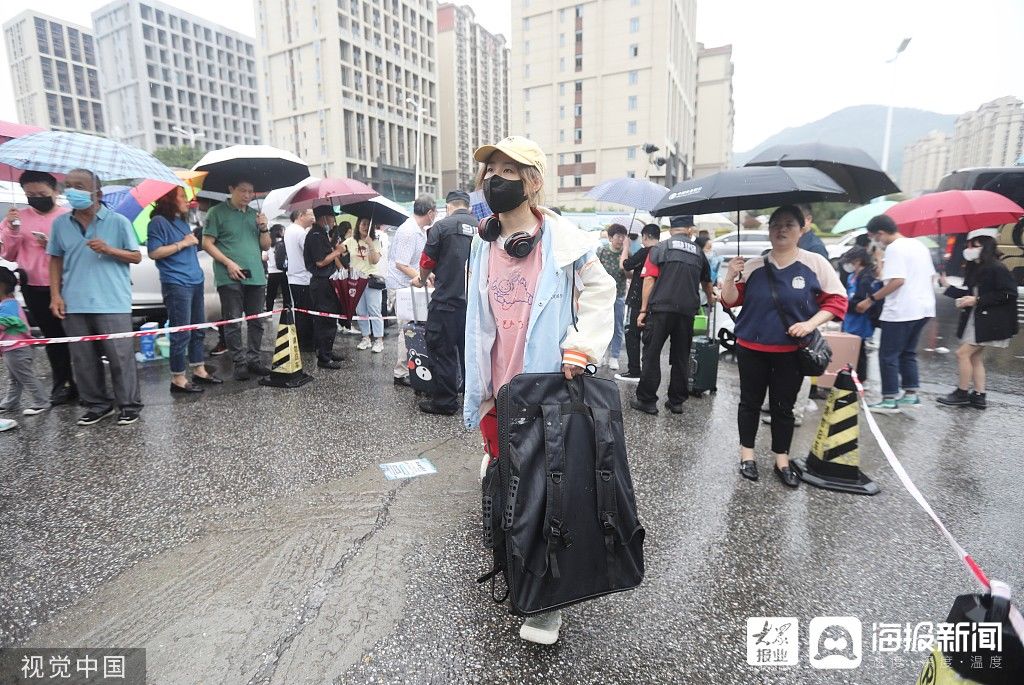 高校|青岛：雨中送学子 高校新生迎来开学季