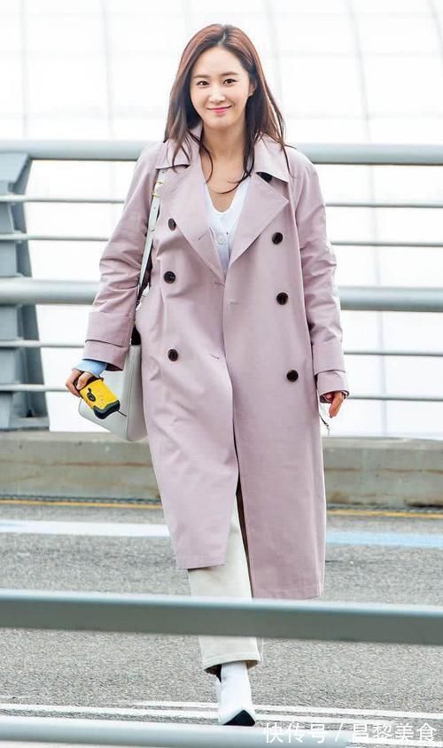 搭配|美女姐姐穿粉色风衣,搭配白高跟有点朴素,低调但气质十足