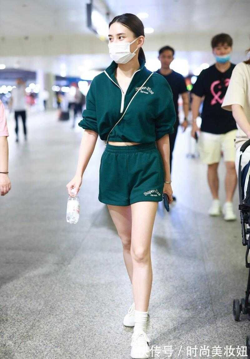 养眼|何超莲不愧是“富家女”,穿运动装走机场高级洋气,气质太养眼了