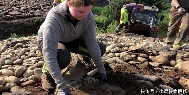 翻开|考古学家翻开几百公斤的大石板,发现下面有个被压碎的青铜骨灰罐
