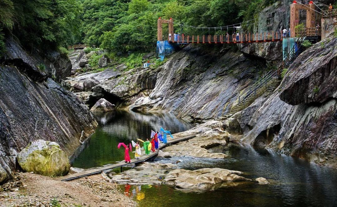 度假村|中国旅游日燕子河大峡谷送福利！