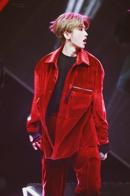 蔡徐坤升级做导师,7000块女款衬衫清爽帅气,踩黑皮鞋终于变成熟