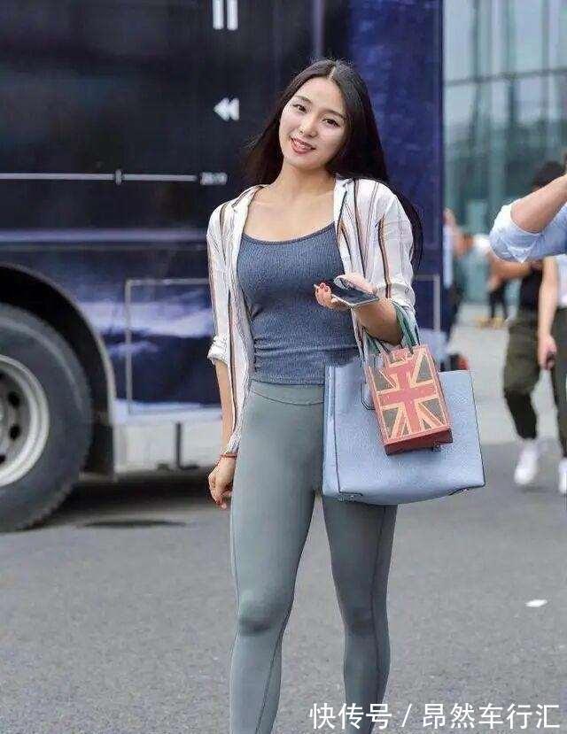 妹子 终于可以把心爱打底裤穿出街了,用心去搭配,美丽清澈