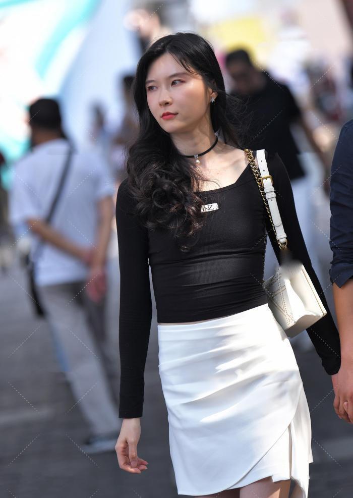 经典|美女将黑白色进行到底,连鞋子的蝴蝶结都是经典黑白配