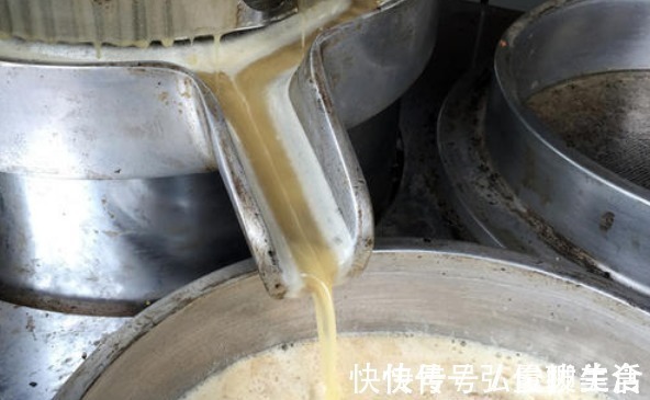 芝麻酱|街头“现榨芝麻油”，又香又便宜，其实机器里有“玄机”，别上当