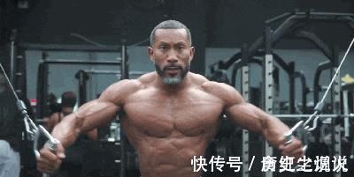 世界冠軍|靠飽滿胸肌成為世界冠軍享譽健身圈塑造胸肌無關動作需要細節