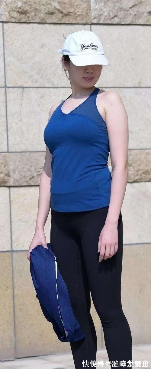 牛仔裤 一字肩上衣搭配牛仔裤,能很好的绽,展现出腰身比例