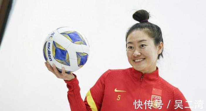 女足|中国女足新消息:王霜和水庆霞给球迷签名!美女门将赵丽娜拍写真
