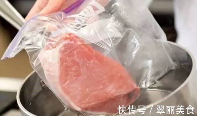 放水|解冻猪肉,别直接放水里泡!教你4招,快速解冻跟新鲜肉一样好吃