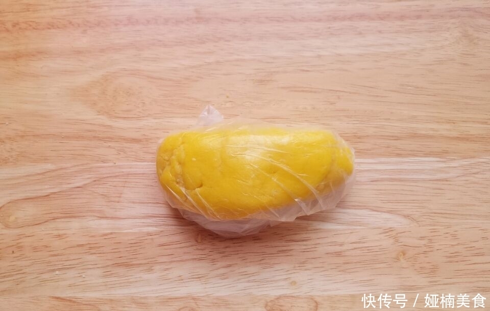 孩子|鸡蛋别再炒着吃了,做成小零食,酥香可口,孩子一口气能吃10个