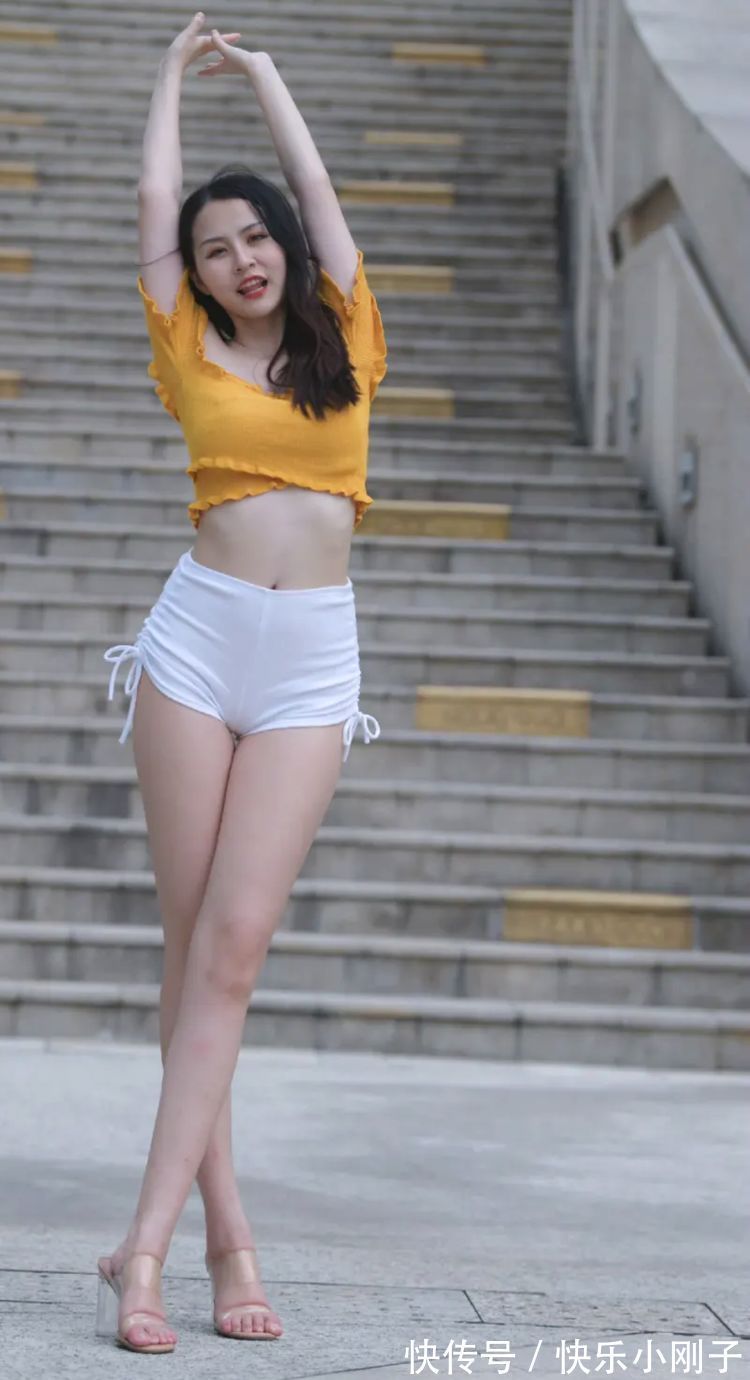 针织衫 小姐姐身穿黄色针织衫搭配白色短裤,青春靓丽