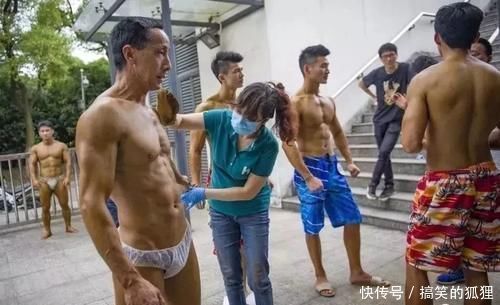 爆棚|58岁中国环卫工大叔健身20年,肌肉爆棚谁说健身是有钱人的爱好
