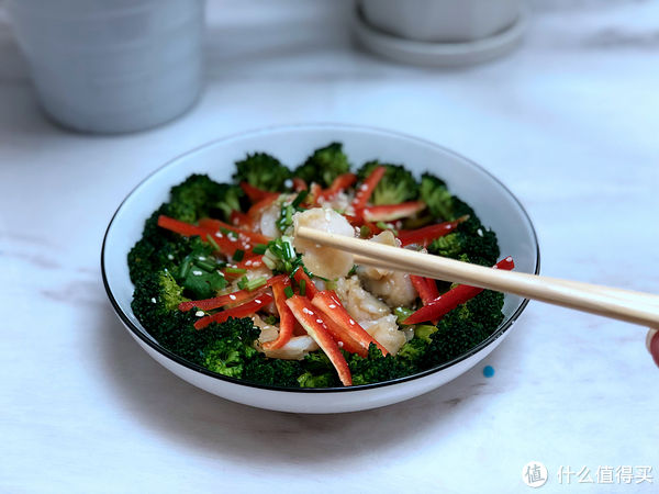 营养价值|西兰花别再炒着吃了，配上鱼片，上锅简单蒸一下，营养美味特省事