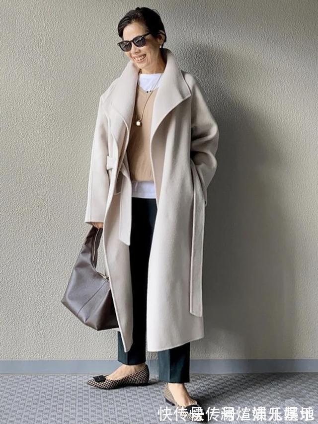 牛仔裤 身高153,年龄58岁又怎样?她靠利落穿搭圈粉无数,好会穿