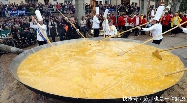 巨无霸|世界各地的巨无霸美食让人傻眼,日本的这个美食到底要怎么吃?