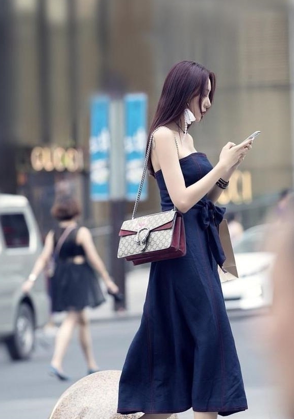 身穿|身穿连衣裙,小姐姐气质温婉文雅,非常耐看