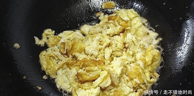 红辣椒|西红柿别再只是炒鸡蛋，和它一起做，开胃下饭，孩子点名要吃的菜