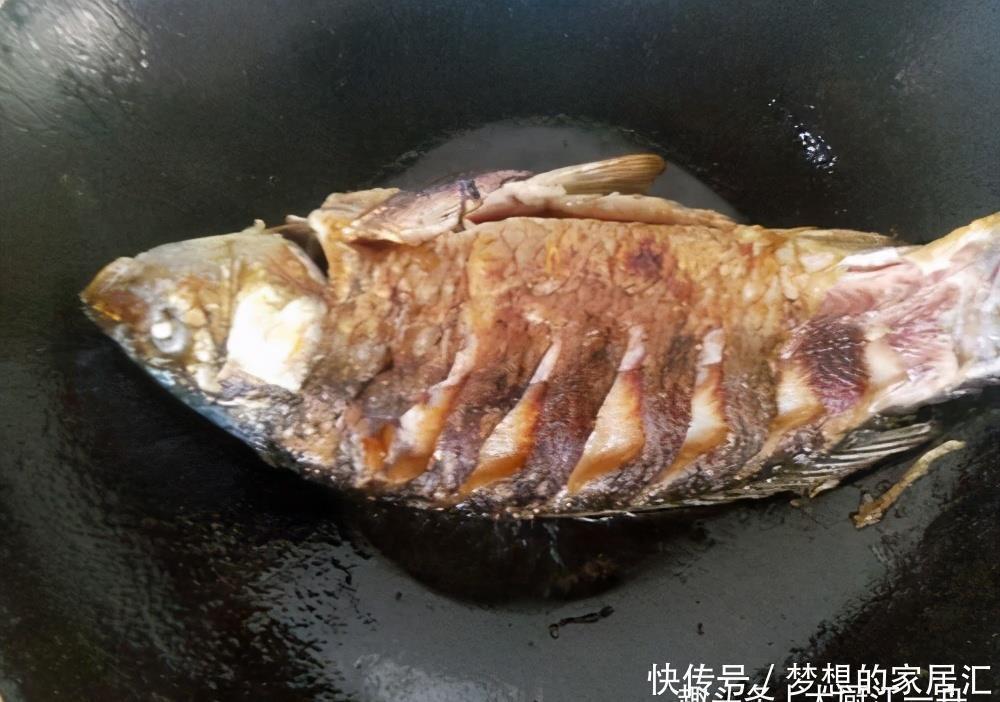 炖鱼时,要牢记“3做1不放”,炖出来的鱼汤鲜香味浓,无腥味